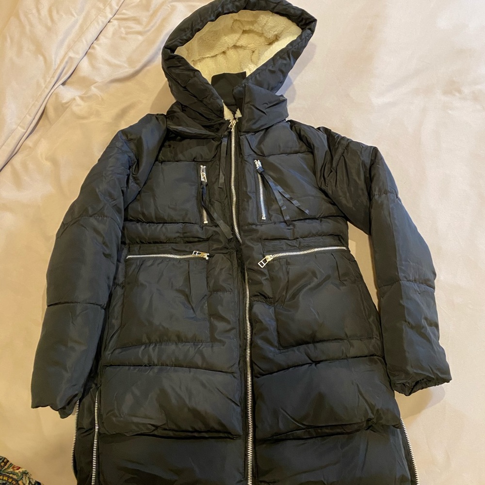 Youth girl BLACK PUFFER COAT W/ ZIPPERS NEVER USED